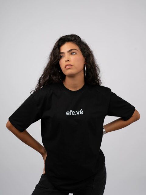 O básico que encanta. A nossa efe.vê preta já é um clássico. É estilo, simplicidade e essência.